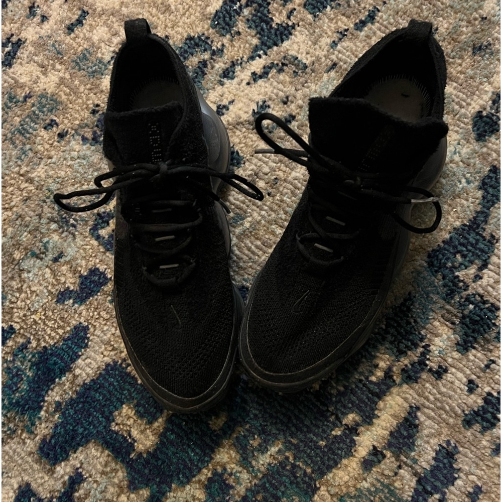 Cool sneakers no insoles…….